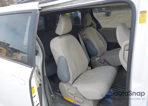 2013 Toyota Sienna Le V6 8 Passenger z USA, uszkodzony, nr VIN 5TDKK3DC3DS388045